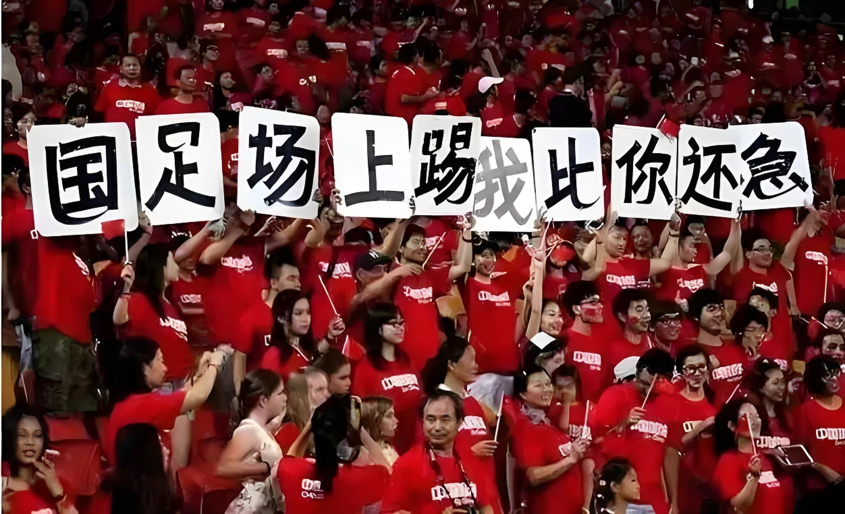 足球场上再现激烈对决，球队胜负难分的简单介绍